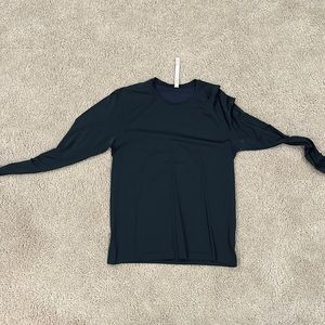 Lululemon Metal Vent Tech 2.0 LS Size Medium - Navy Blue in Like New Condition